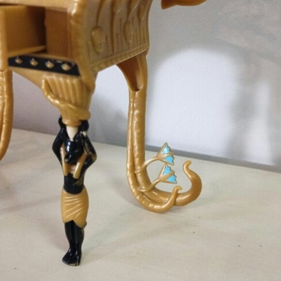 Monster High Cleo de Nile dressing table and hot tub - Picture 5 of 6